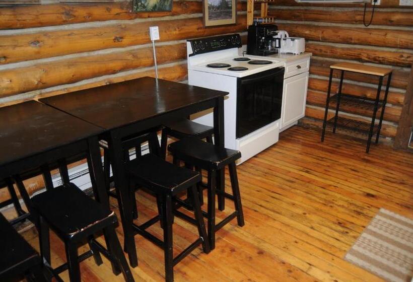Дом 2 Спальни, Yellowstone Motel   Adults Only   All Rooms Have Kitchens