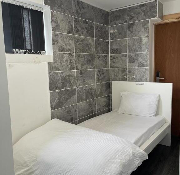 اتاق استاندارد یک تخته با سرویس بهداشتی مشترک, Rahman Hostel