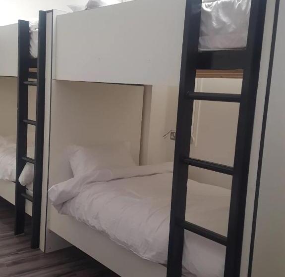 تختخواب در اتاق مشترک, Rahman Hostel