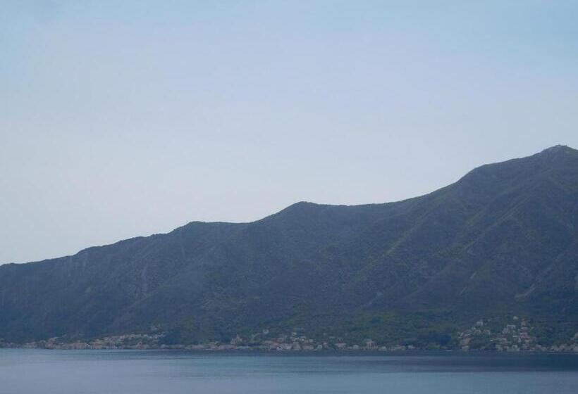 استودیوی استاندارد با چشم‌انداز دریا, Villa Aronija