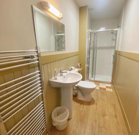 Трехместный Номер Стандарт с Балконом, Dulrush Lodge Guest House, Restaurant And Self Catering