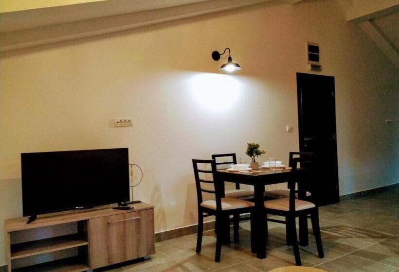 سوئیت با بالکن, Rooms & Apartments Vukasović