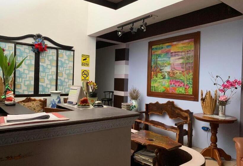 패밀리 룸, Center Parkway Pension House