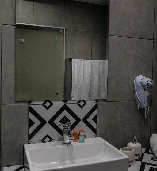 سوییت سوپریور, Maroula Studios