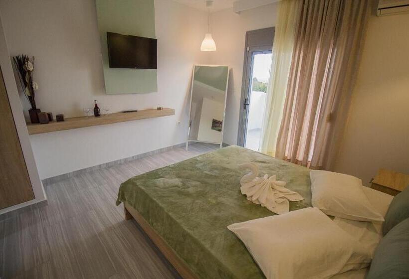 سوییت سوپریور, Maroula Studios