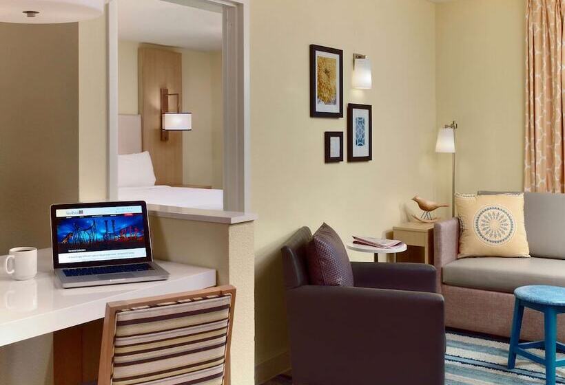 Люкс Кровать Кинг, Staybridge Suites Burlington   Boston, An Ihg