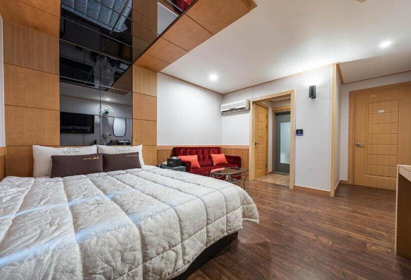 Номер Deluxe, Sasang J
