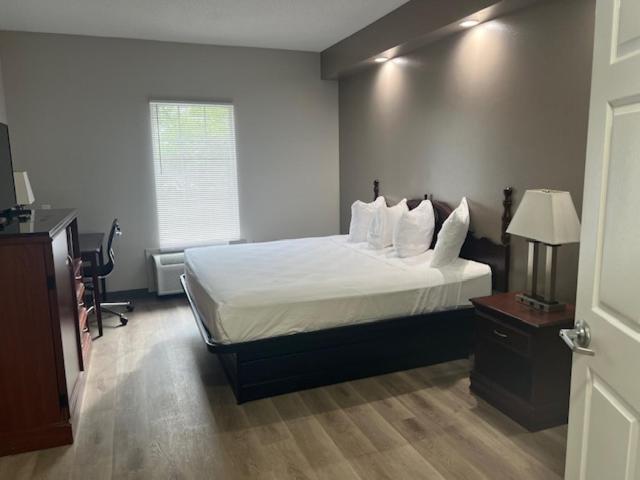 חדר סטנדרט עם מיטת קינג, Baymont By Wyndham Lakeland