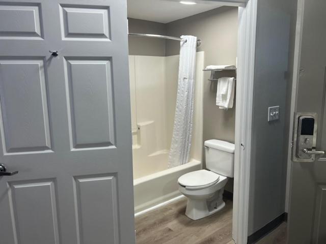חדר דלוקס מותאם לאנשים עם מוגבלויות, Baymont By Wyndham Lakeland