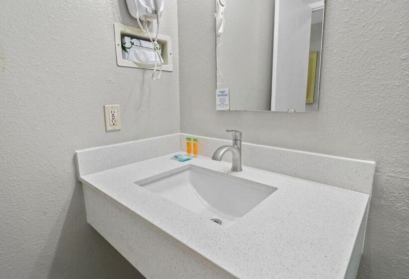 اتاق لوکس با تخت بزرگ, Travelers Inn Medford