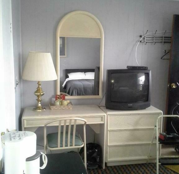 带2个双人床的标准工作室, Bay Lake Inn   Frontiersman Motel