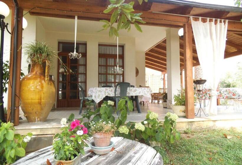 2 Bedroom Apartment Garden View, Villa Carol Appartamento E B&b