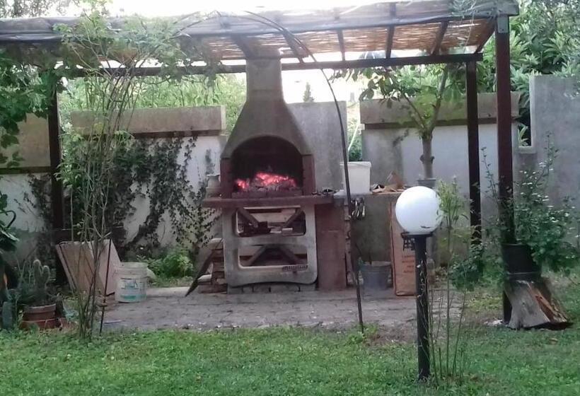 2 Bedroom Apartment Garden View, Villa Carol Appartamento E B&b