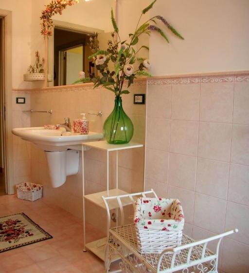 Стандартный внешний трехместный номер с ванной комнатой, Villa Carol Appartamento E B&b