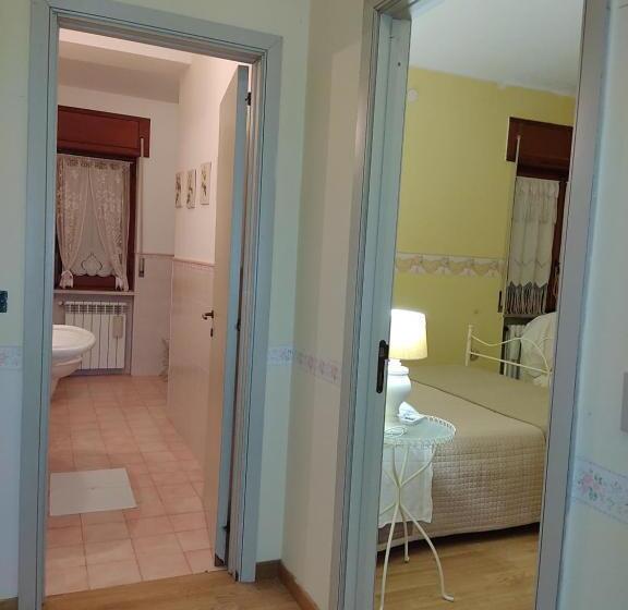 اتاق سه‌نفرۀ استاندارد با سرویس بهداشتی بیرون از اتاق, Villa Carol Appartamento E B&b