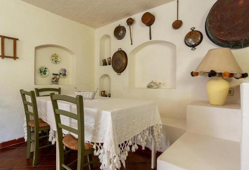 2 Bedroom Apartment Garden View, Villa Carol Appartamento E B&b