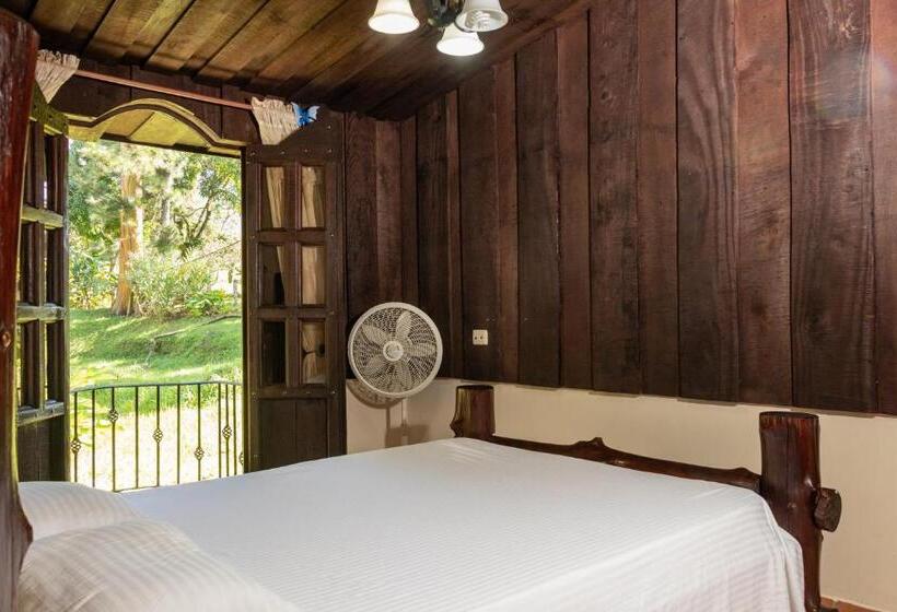 발코니가 있는 4인용 스탠다드 룸, Malekus Mountain Lodge