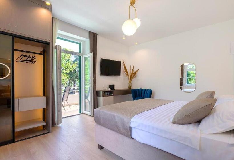 Superior Room with Terrace, Green Park Luxury Rooms