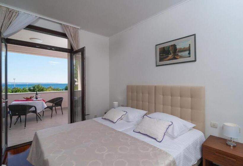 غرفة ديلوكس مزودة بشرفة, Luxury Rooms Near The Beach1