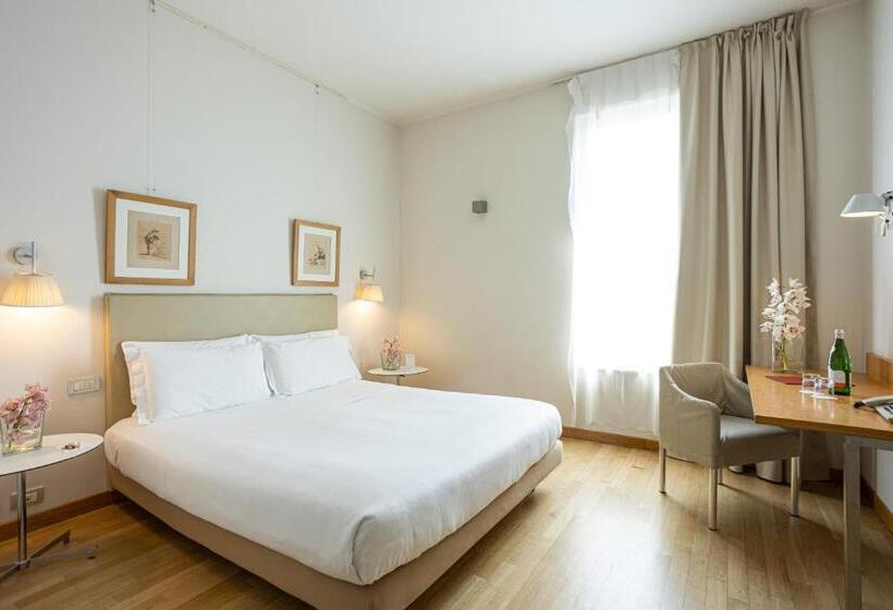 سوییت جونیور, Cosmo Hotel Palace