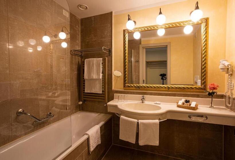 اتاق کلاسیک سه تخته, Cosmo Hotel Palace