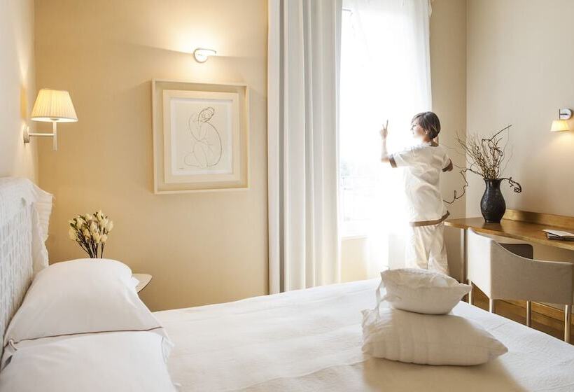 اتاق کلاسیک سه تخته, Cosmo Hotel Palace