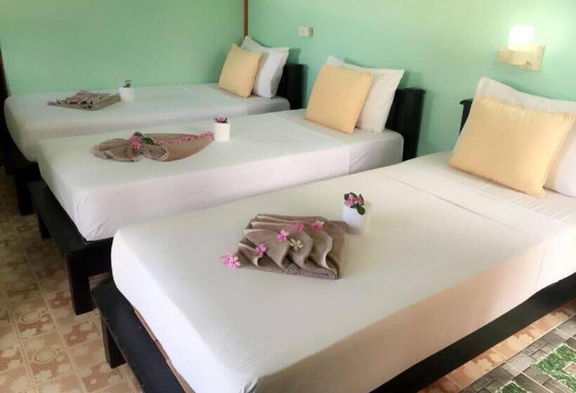 Номер Стандарт Трехместный, Golden Guesthouse