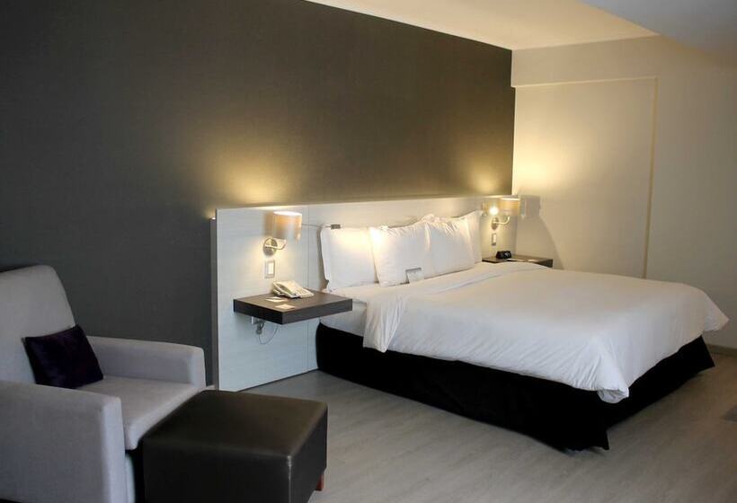 سوییت جونیور, Sol De Oro Hotel & Suites