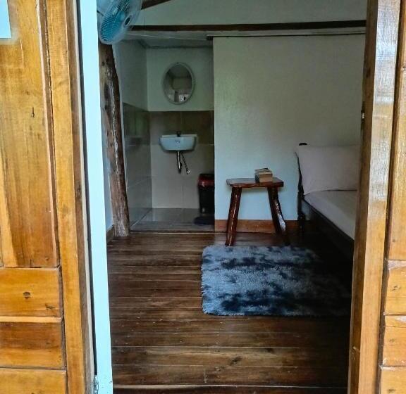 스탠다드 방갈로, Mil's Hillside Tourist Inn