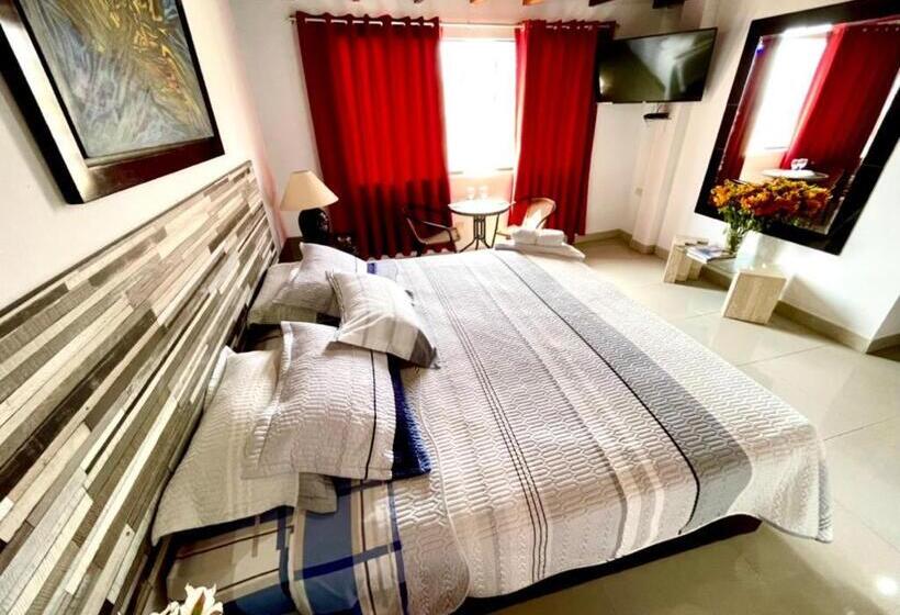 سوییت سوپریور, Hostal Ocean Pacifico