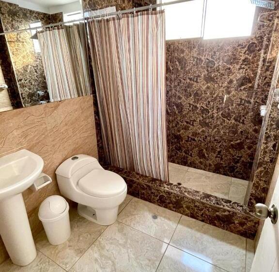 سوییت سوپریور, Hostal Ocean Pacifico
