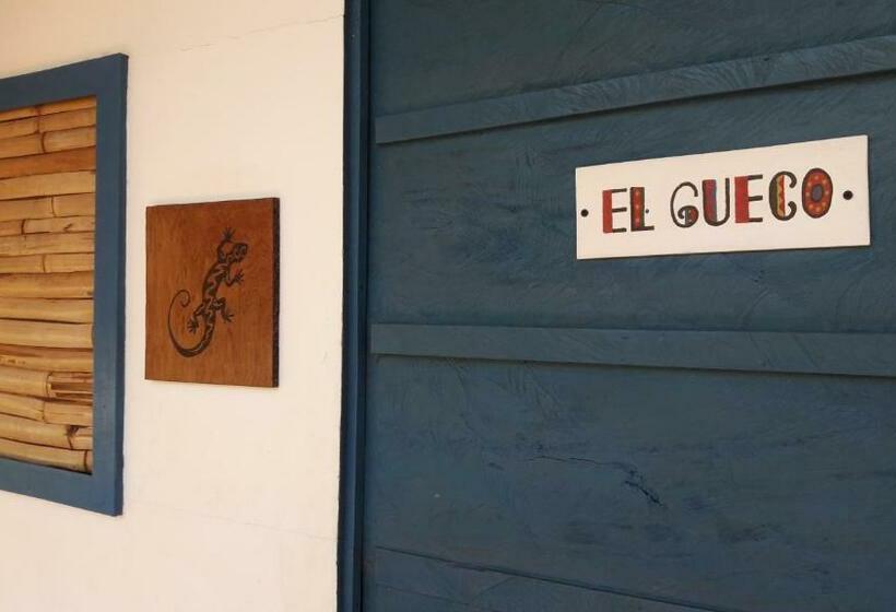 اتاق استاندارد با سرویس بهداشتی مشترک, La Urraca Loca Hostel
