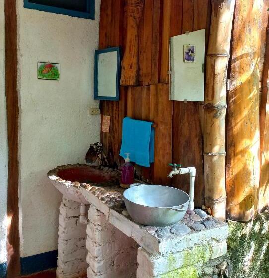 اتاق استاندارد با سرویس بهداشتی مشترک, La Urraca Loca Hostel