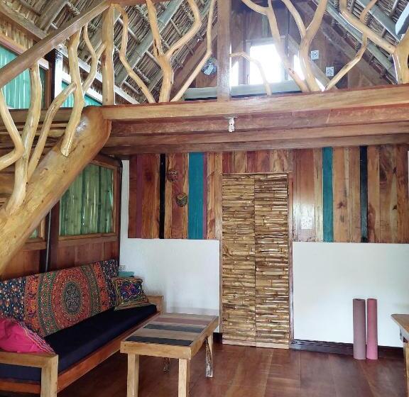 بانگلوی استاندارد, La Urraca Loca Hostel