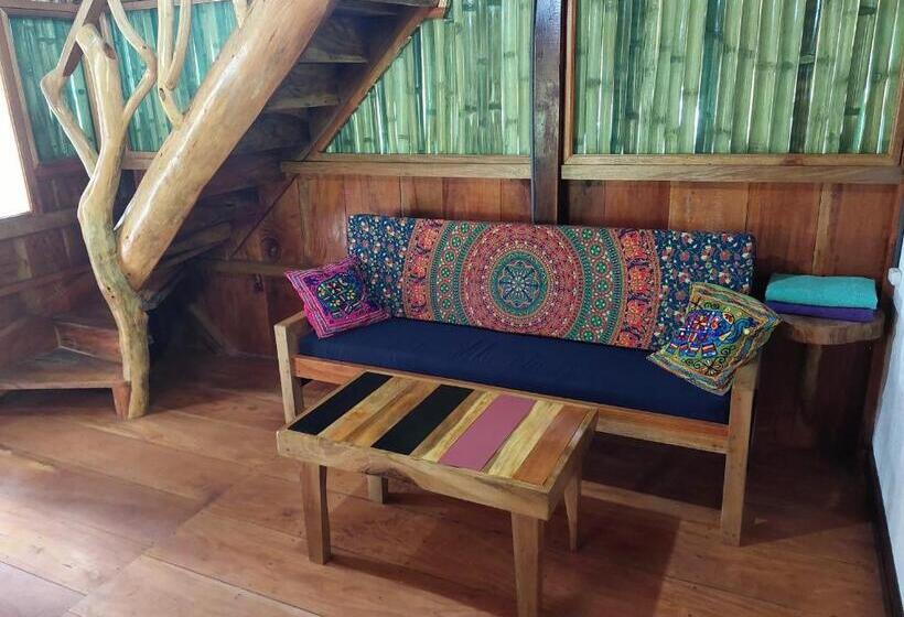بانگلوی استاندارد, La Urraca Loca Hostel