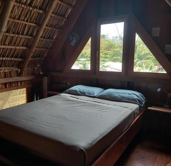 بانگلوی استاندارد, La Urraca Loca Hostel