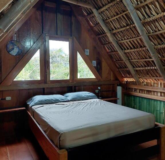 بانگلوی استاندارد, La Urraca Loca Hostel