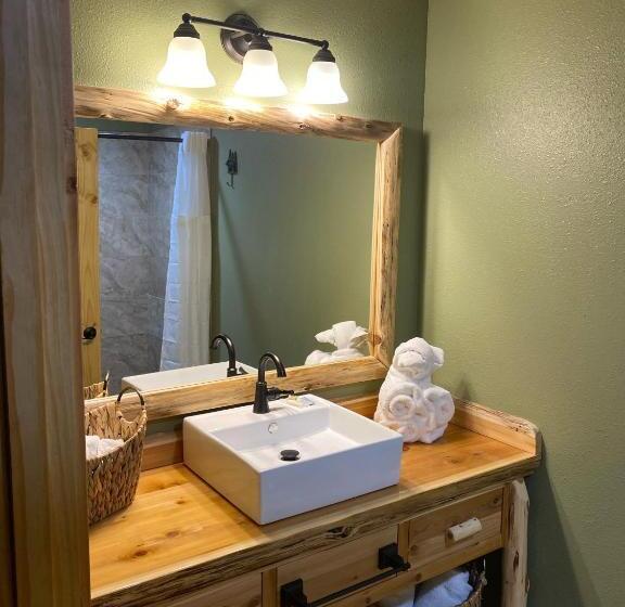 Люкс Deluxe Кровать Кинг, Summit Lake Lodge