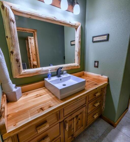 Family Suite, Summit Lake Lodge
