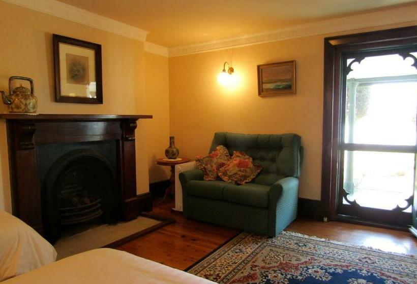 패밀리 룸, Lochinvar House