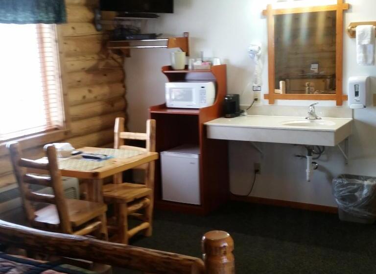Номер Стандарт Трехместный, Wolf Den Log Cabin Motel And Rv Park