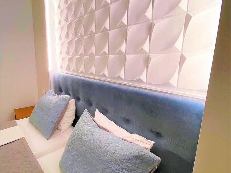 Номер Deluxe, Castro