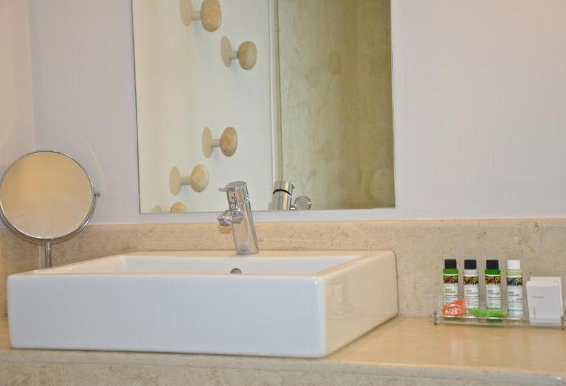 اتاق لوکس با چشم‌انداز استخر, Ino Hotel & Suites