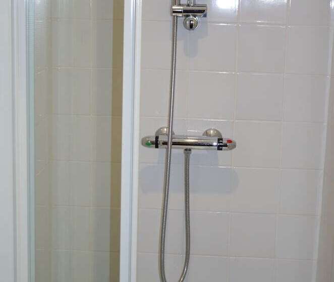 اتاق استاندارد چهار تخته, The Originals City, Hôtel Le Savoy, Caen