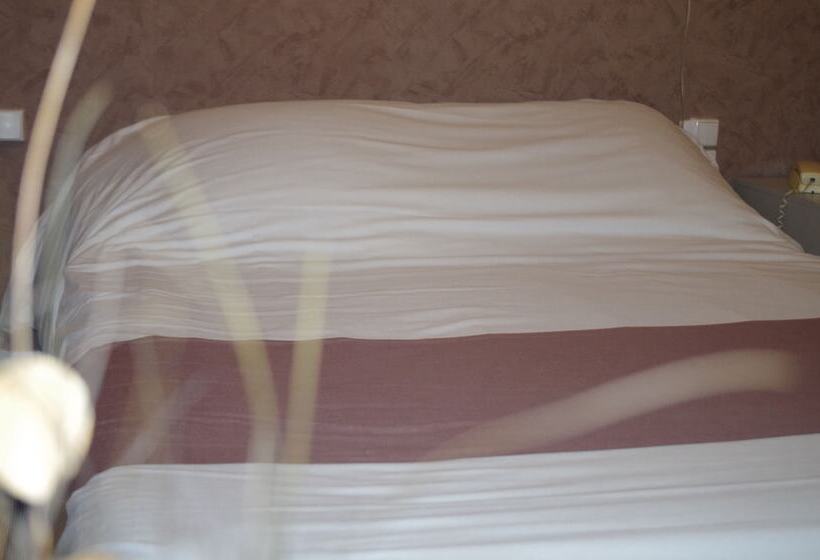 اتاق استاندارد چهار تخته, The Originals City, Hôtel Le Savoy, Caen