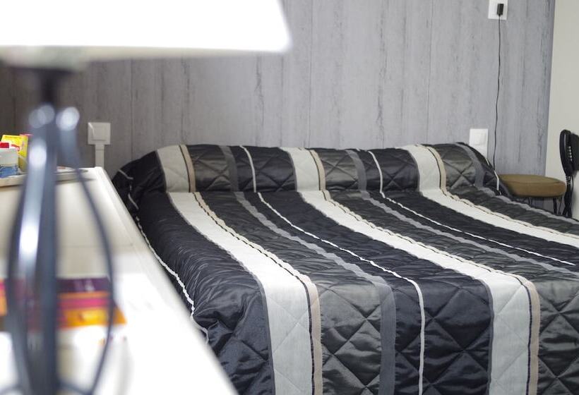 اتاق استاندارد چهار تخته, The Originals City, Hôtel Le Savoy, Caen