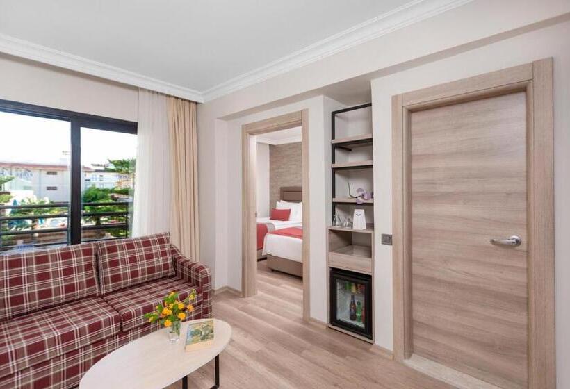 سوییت جونیور با چشم‌انداز استخر, Pırıl Hotel Thermal&beauty Spa