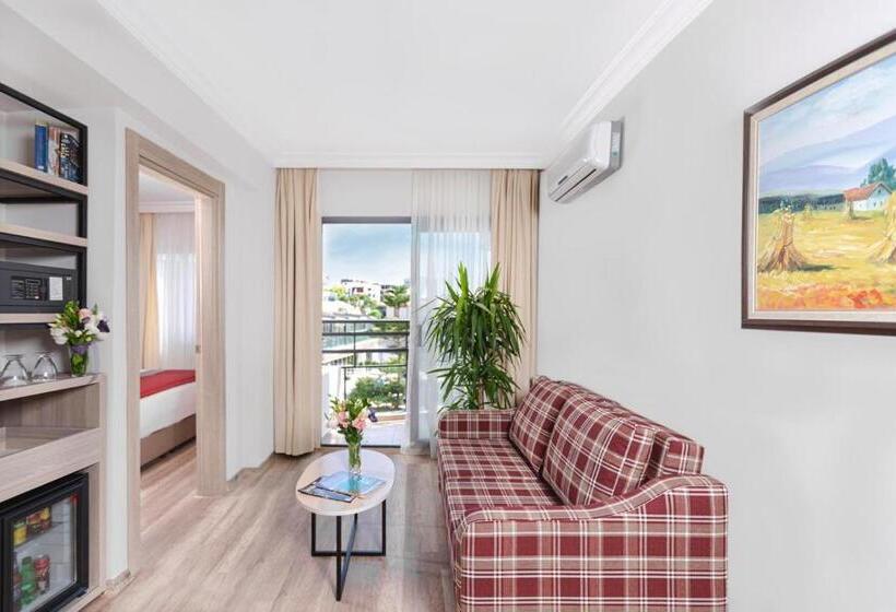 سوییت جونیور با چشم‌انداز استخر, Pırıl Hotel Thermal&beauty Spa
