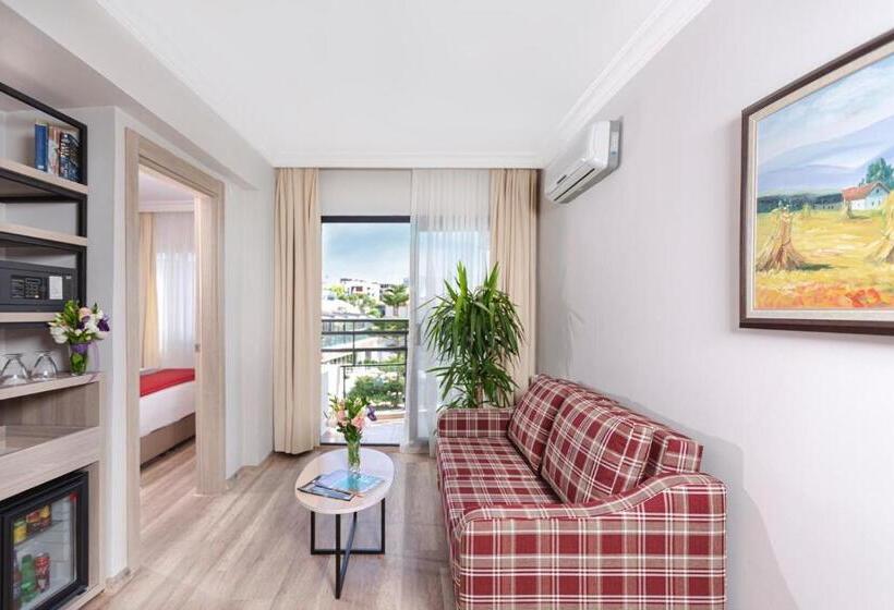 سوییت جونیور با چشم‌انداز استخر, Pırıl Hotel Thermal&beauty Spa