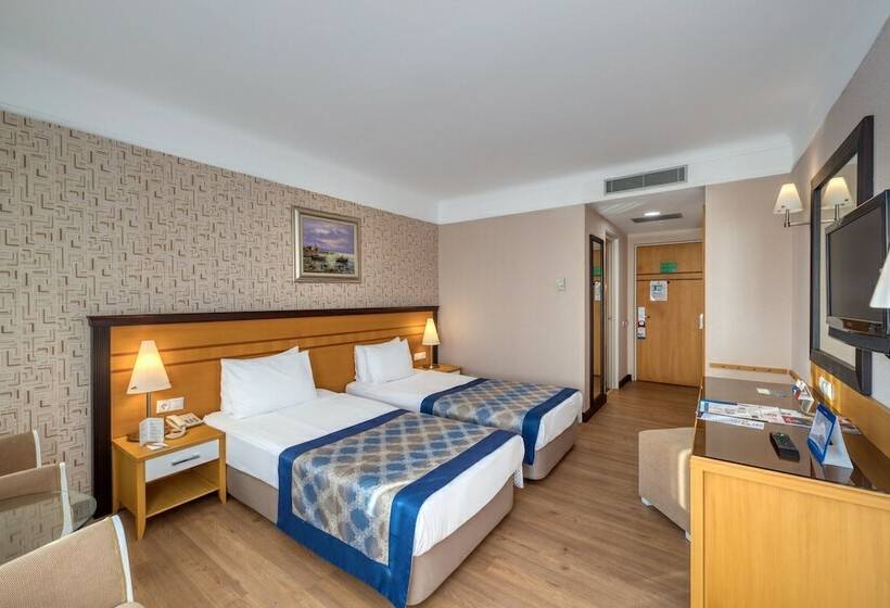 اتاق اساندارد با چشم‌انداز جانبی به دریا, Porto Bello Hotel Resort & Spa